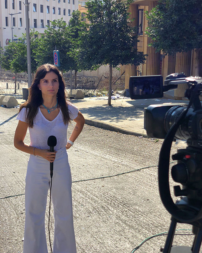Dalal Mawad, micro à la main, en reportage dans une rue de Beyrouth dévastée après l'explosion du port