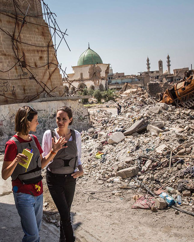 Dalal Mawad, carnet à la main, en reportage dans les ruines de Mossoul en Irak, devant la grande mosquée al-Nouri détruite